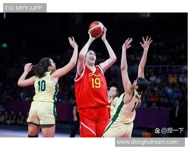 姚明漫步出场引发热烈掌声展现巨星风范与篮球魅力