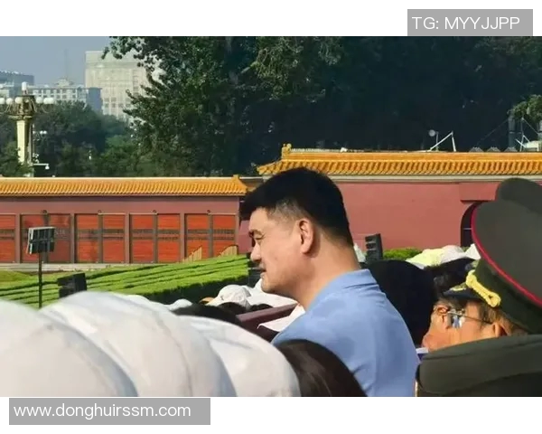 姚明在赛场上逆转胜利的激动时刻与全场欢呼的感人瞬间