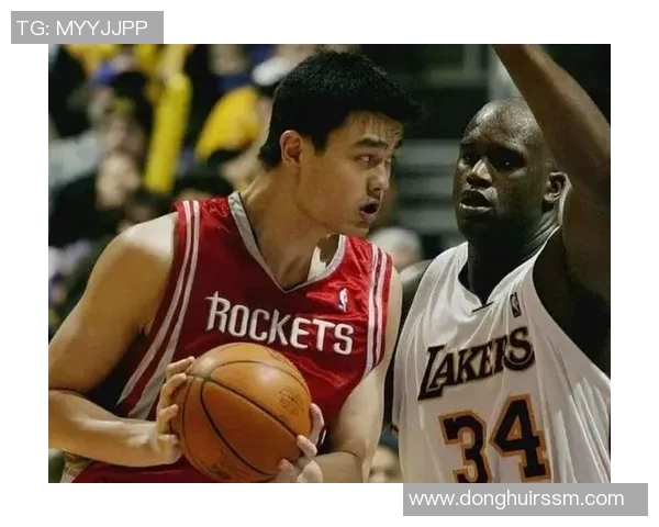 姚明在篮球场上的精彩瞬间与挑战时刻的对比图片集